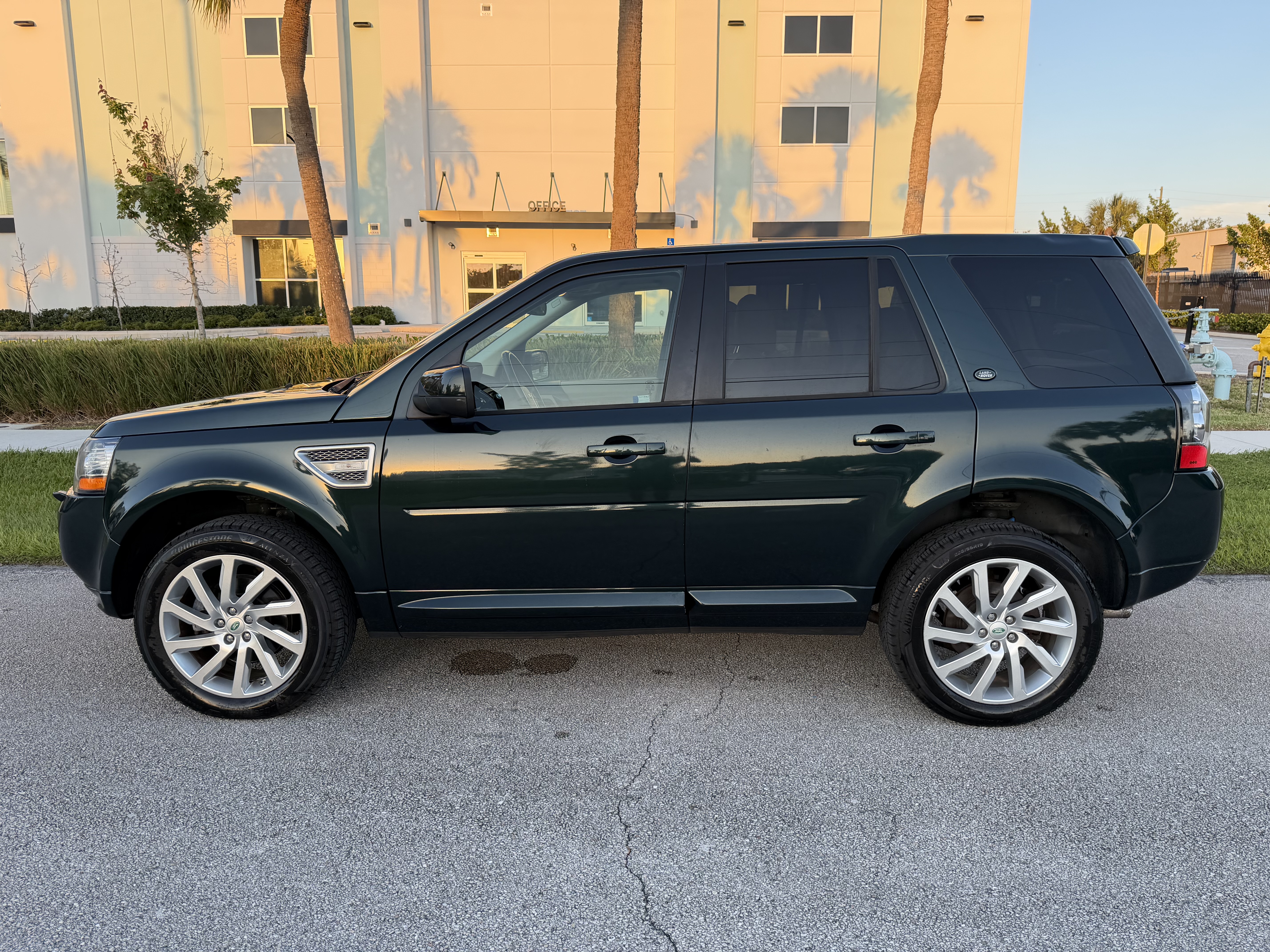 Used 2013 Land Rover LR2 AWD/4WD image 2