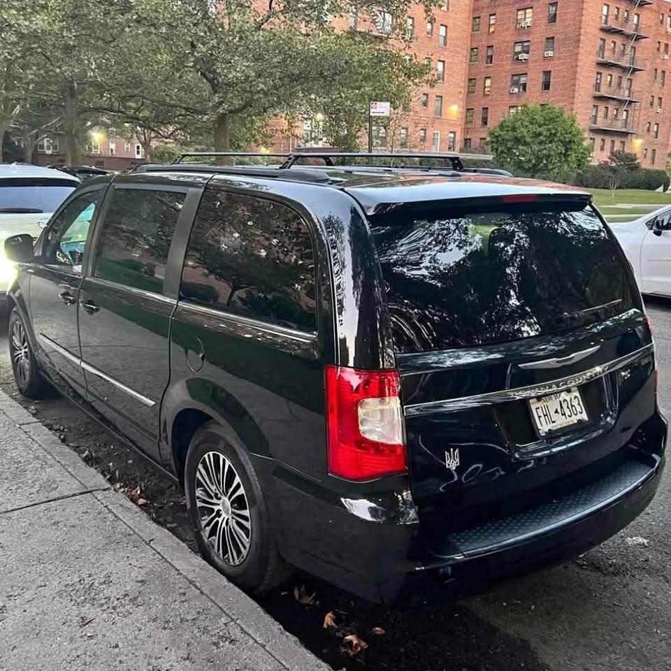 Used 2014 Chrysler Town & Country S FWD image 6