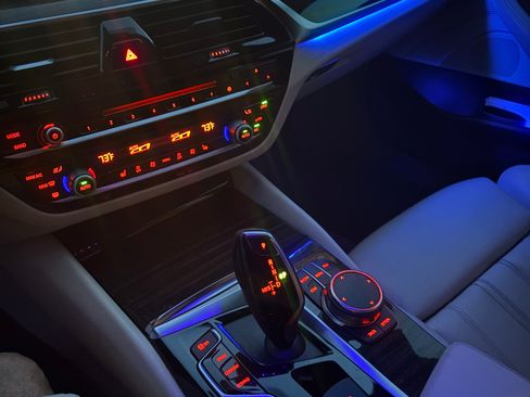 Used 2018 BMW 530i w/ Premium Package image 6