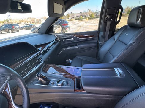 Used 2022 Cadillac Escalade Luxury w/ LPO, Illumination Package image 17