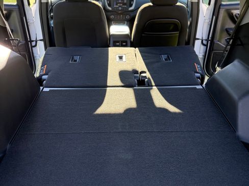 Used 2023 GMC Terrain SLE image 29