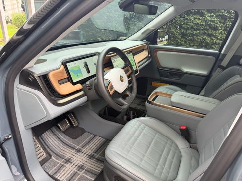 Used 2026 Rivian R1S Premium Quad AWD/4WD image 5