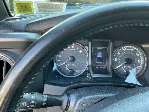 Used 2019 Toyota Tacoma TRD Sport AWD/4WD image 8
