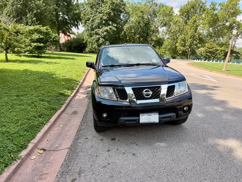 Used 2014 Nissan Frontier SV w/ SV Value Truck Package AWD/4WD image 2