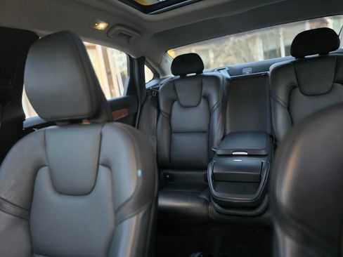 Used 2022 Volvo S90 B6 Momentum image 25