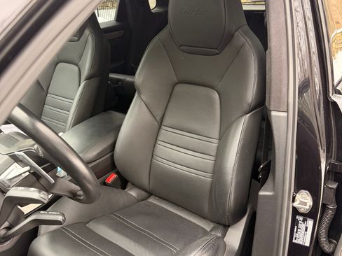 Used 2019 Porsche Cayenne Turbo image 10