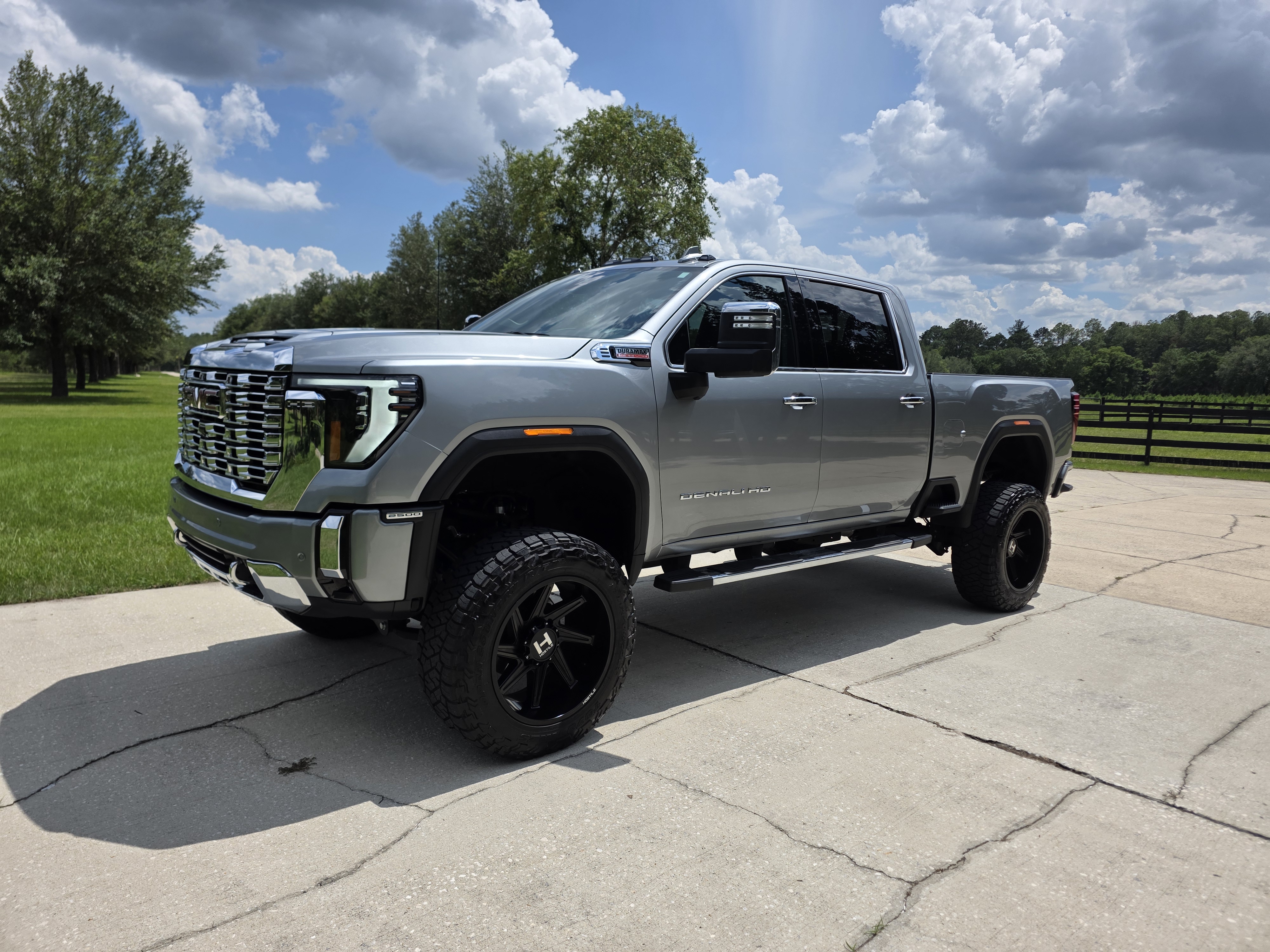 Used 2025 GMC Sierra 2500 Denali w/ Technology Package AWD/4WD image 4