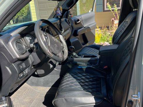 Used 2022 Toyota Tacoma TRD Off-Road image 11