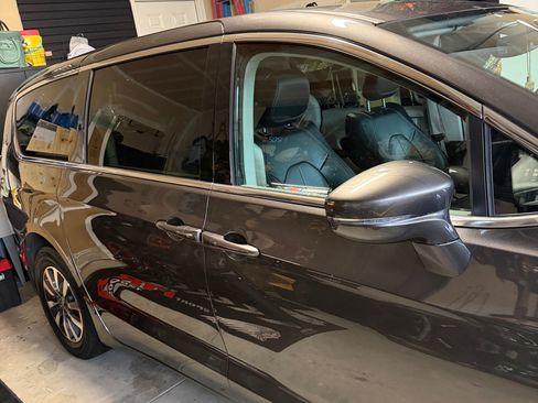 Used 2022 Chrysler Pacifica Touring-L image 9