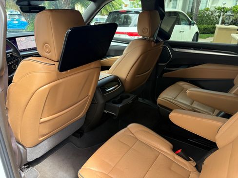 Used 2025 Cadillac Escalade ESV Premium Luxury AWD/4WD image 22