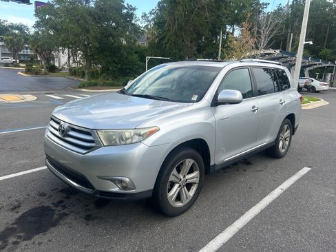 Used 2012 Toyota Highlander Limited w/ Tow Pkg FWD image 1