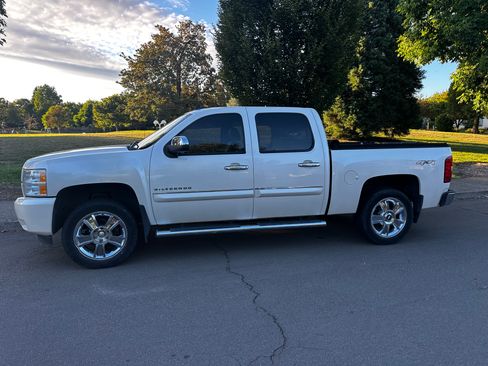 Used 2013 Chevrolet Silverado 1500 LTZ w/ LTZ White Diamond Edition AWD/4WD image 6
