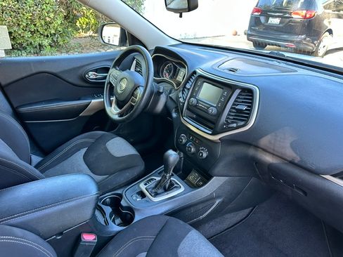 Used 2018 Jeep Cherokee Latitude FWD image 12