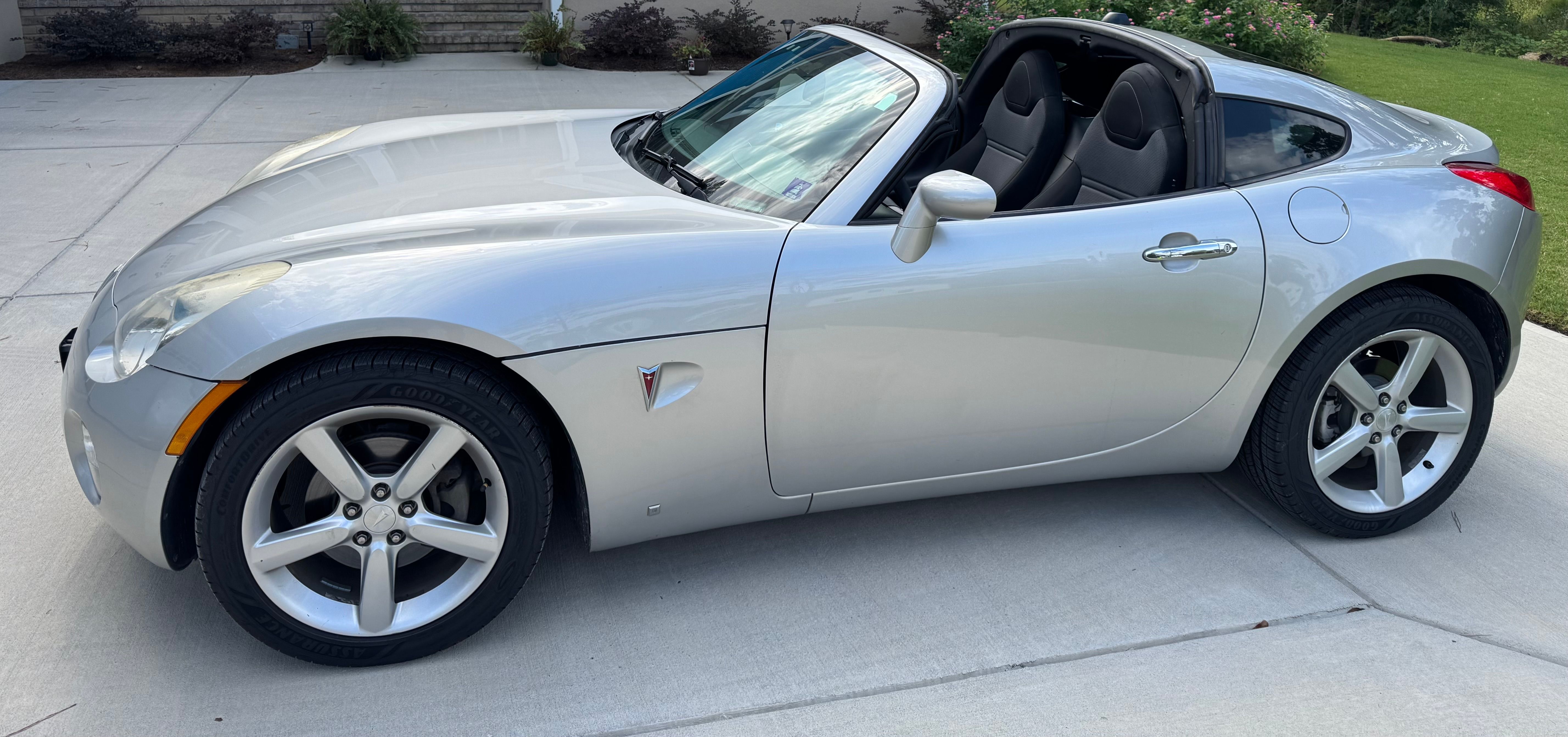 Used 2009 Pontiac Solstice Coupe RWD image 1