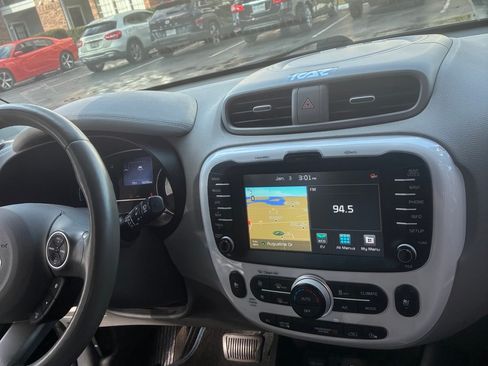 Used 2017 Kia Soul EV + image 12