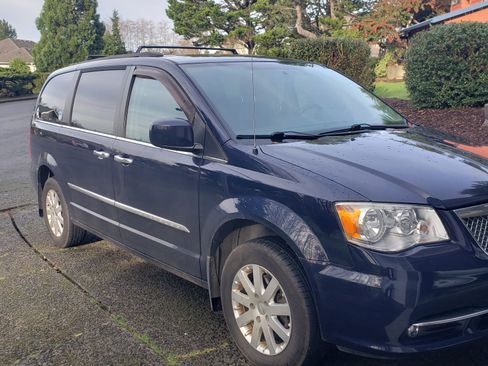 Used 2015 Chrysler Town & Country Touring w/ Driver Convenience Group image 5