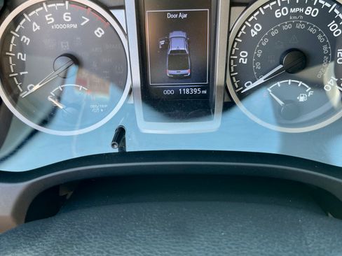 Used 2017 Toyota Tacoma SR5 w/ Tow Package RWD image 11