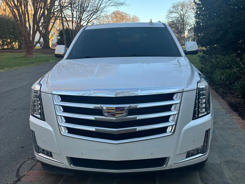 Used 2017 Cadillac Escalade ESV Luxury image 13