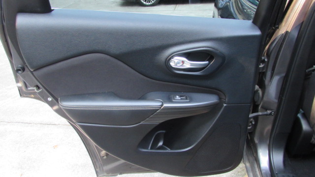 Used 2015 Jeep Cherokee Latitude FWD image 17