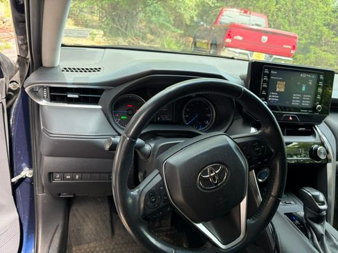 Used 2022 Toyota Venza LE AWD/4WD image 12