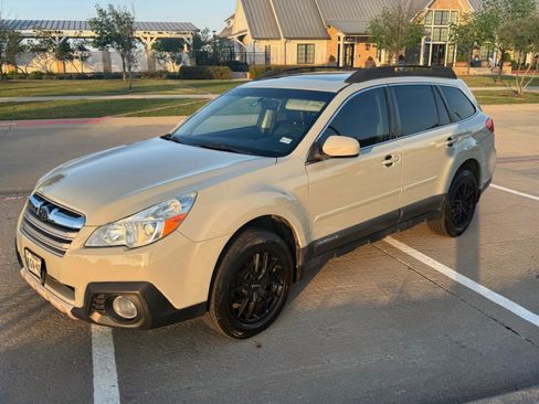 Used 2014 Subaru Outback 2.5i Limited w/ Moonroof Package image 2