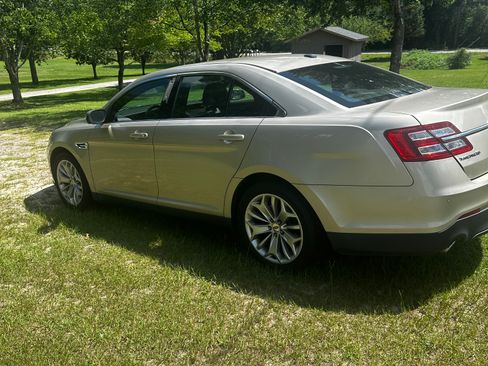 Used 2018 Ford Taurus Limited FWD image 2