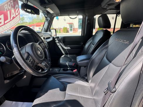 Used 2017 Jeep Wrangler Unlimited Sahara w/ Dual Top Group AWD/4WD image 12