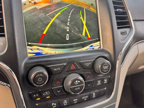 Used 2018 Jeep Grand Cherokee Overland AWD/4WD image 21