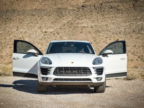 Used 2017 Porsche Macan w/ Dark Walnut Interior Package image 8