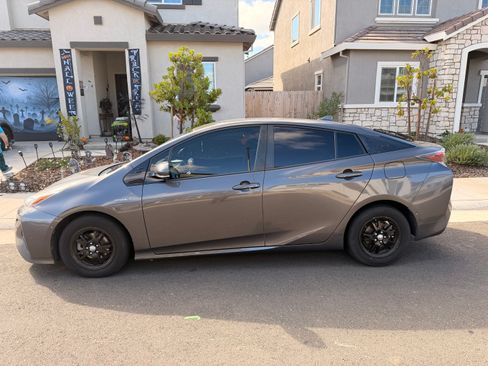 Used 2017 Toyota Prius Two image 4