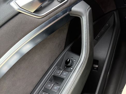 Used 2019 Audi e-tron Prestige w/ Prestige Package AWD/4WD image 16