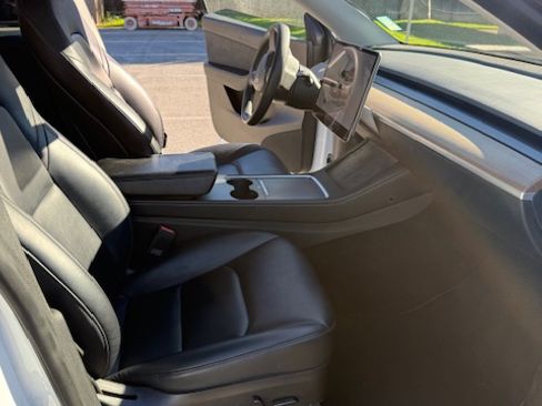 Used 2022 Tesla Model Y Long Range image 3