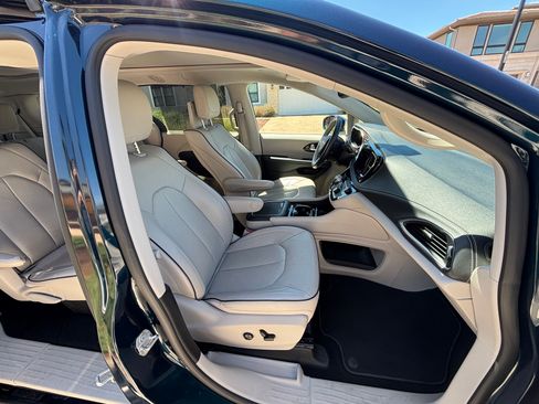 Used 2021 Chrysler Pacifica Limited w/ Uconnect Theater Family Group AWD/4WD image 13