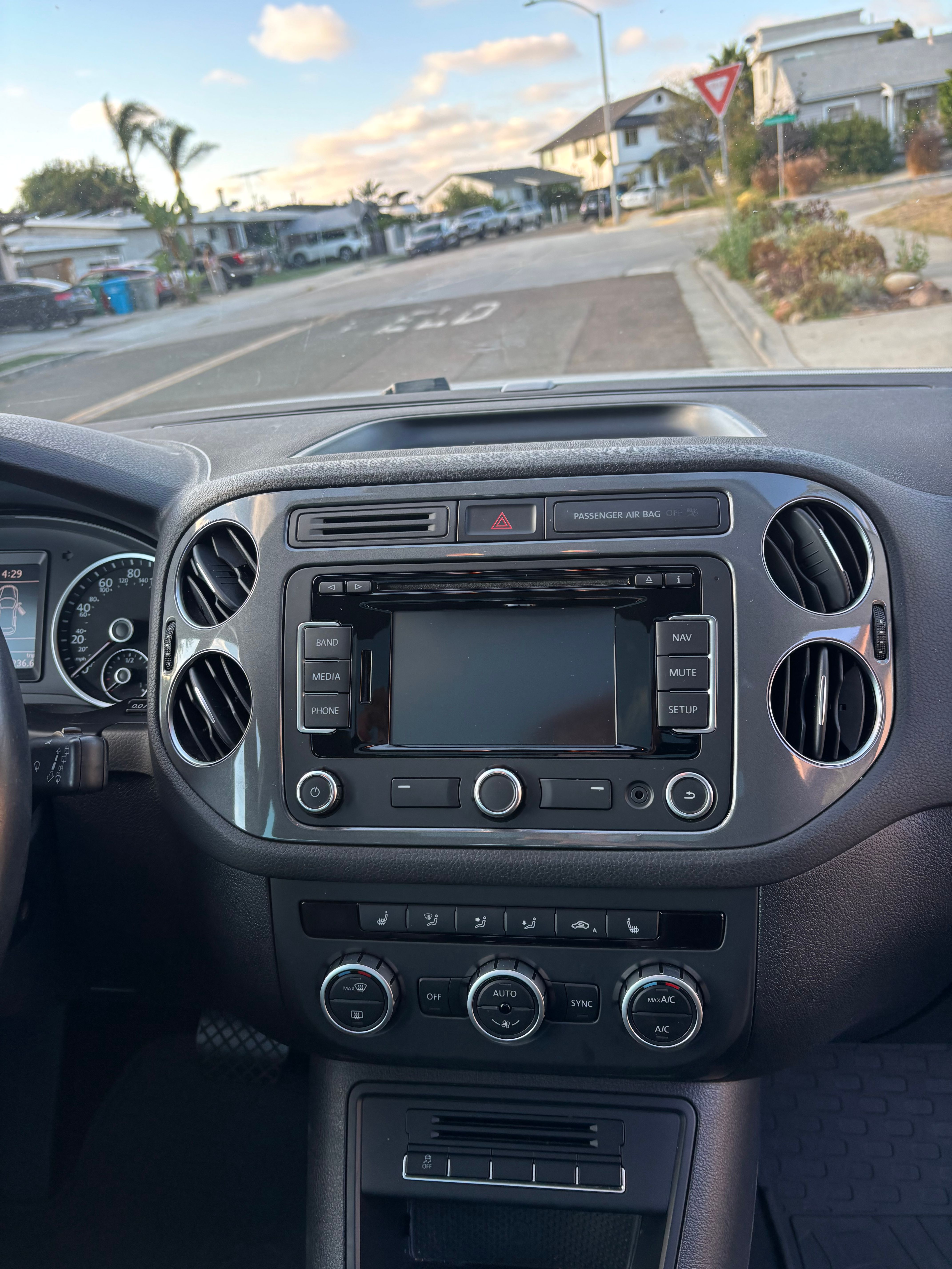 Used 2015 Volkswagen Tiguan SEL FWD image 22