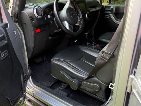 Used 2017 Jeep Wrangler Unlimited Rubicon AWD/4WD image 13