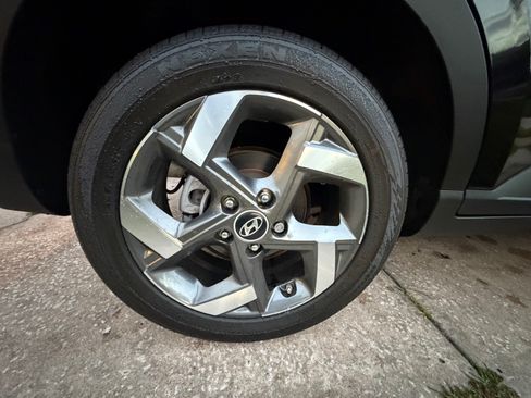 Used 2023 Hyundai Venue SEL image 4