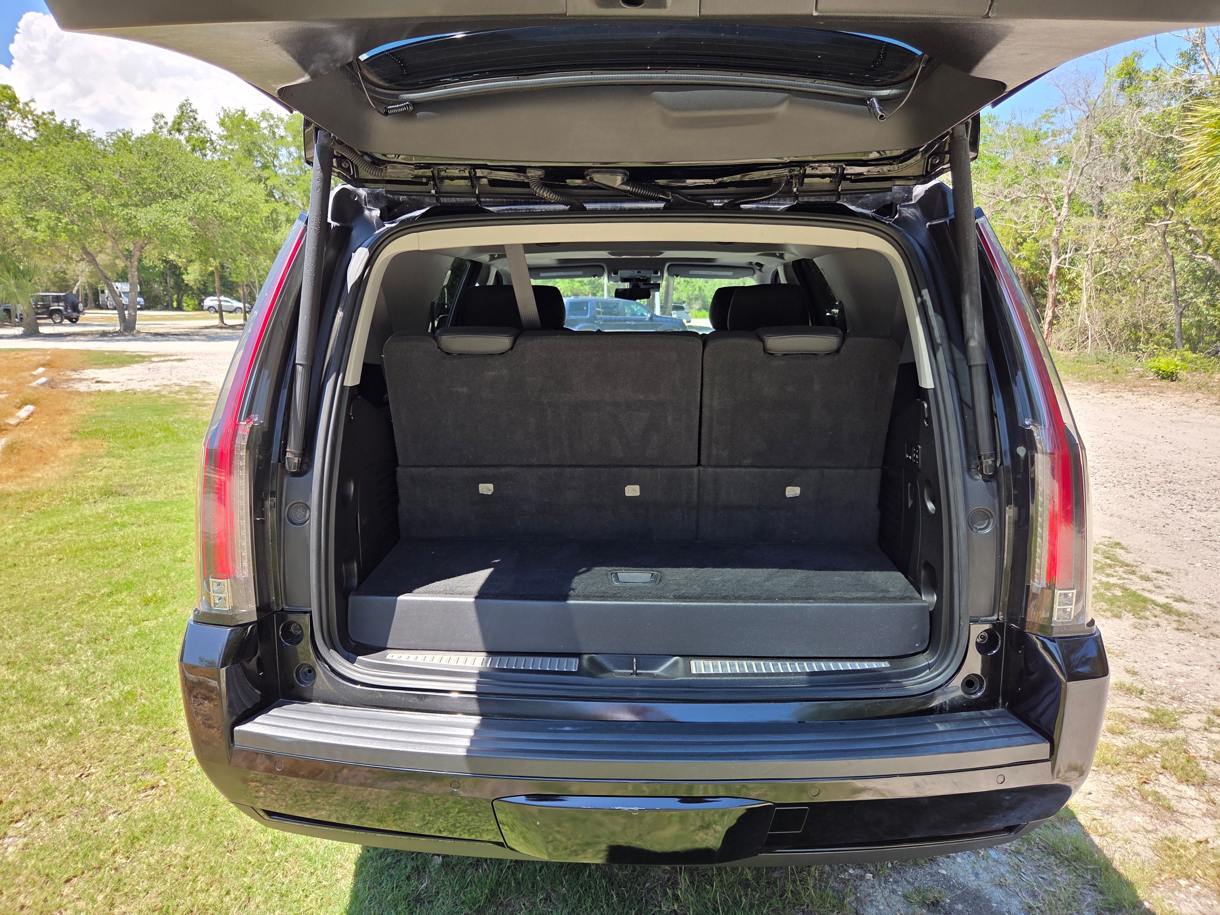 Used 2020 Cadillac Escalade Luxury w/ Escalade Sport Edition RWD image 8