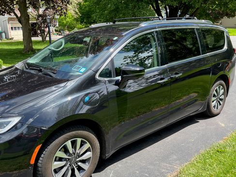 Used 2021 Chrysler Pacifica Touring-L image 4