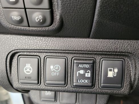 Used 2015 Nissan Leaf SV image 10