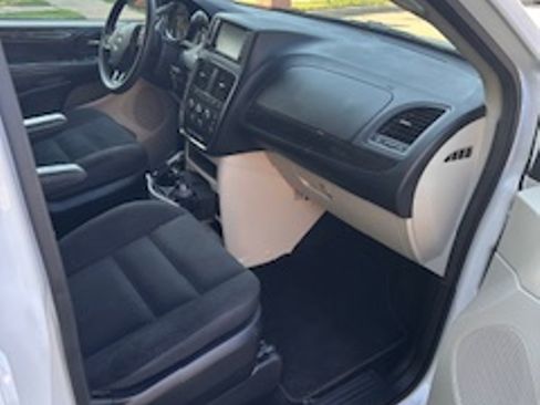 Used 2019 Dodge Grand Caravan SE w/ UConnect Hands-Free Group image 13