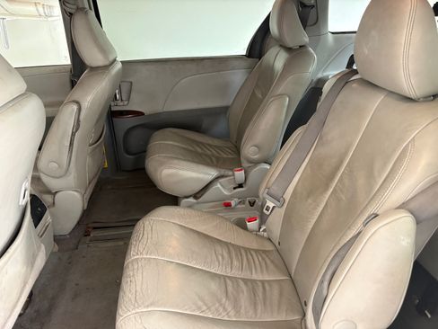 Used 2011 Toyota Sienna XLE w/ Entertainment Pkg FWD image 10