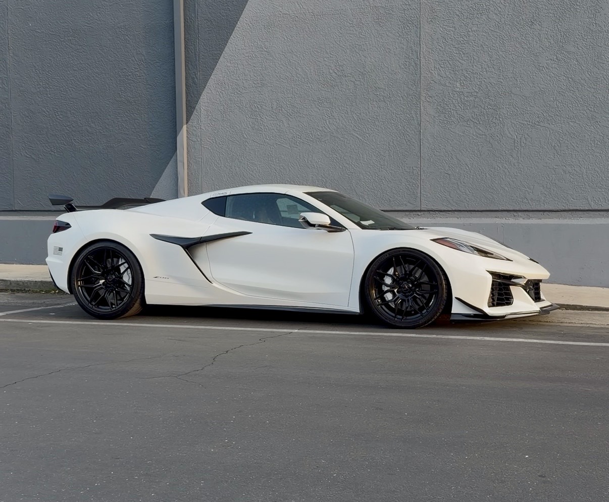 Used 2024 Chevrolet Corvette Z06 RWD image 2