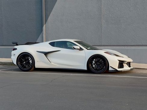 Used 2024 Chevrolet Corvette Z06 RWD image 2