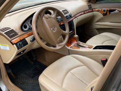 Used 2009 Mercedes-Benz E 350 E 350 Sedan 4D image 9
