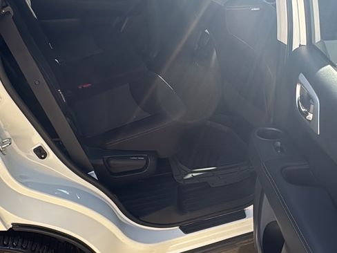 Used 2019 Nissan Pathfinder SV image 14