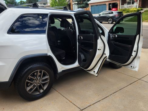 Used 2017 Jeep Grand Cherokee Laredo AWD/4WD image 2