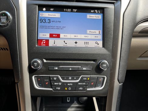 Used 2017 Ford Fusion SE w/ Fusion SE Technology Package image 9