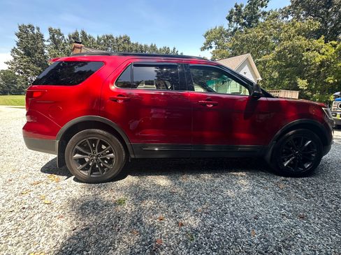 Used 2017 Ford Explorer XLT w/ Equipment Group 202A AWD/4WD image 4