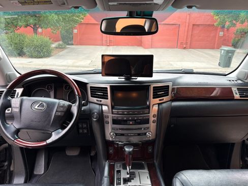 Used 2013 Lexus LX 570 4WD w/ Luxury Pkg image 13