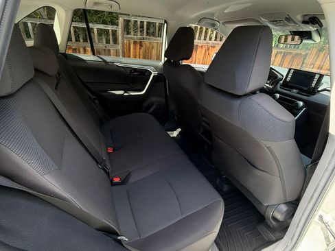 Used 2021 Toyota RAV4 LE AWD/4WD image 9